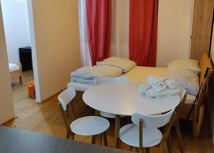 Beautiful With Parking, Brilliant Location *