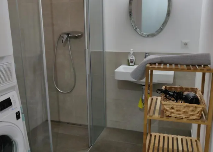 Beautiful With Parking, Brilliant Location דירה *